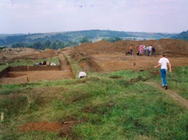 szintén Borsodon került elő a három bronzhuzalból sodort, hurkos-kampós záródású karperec is.