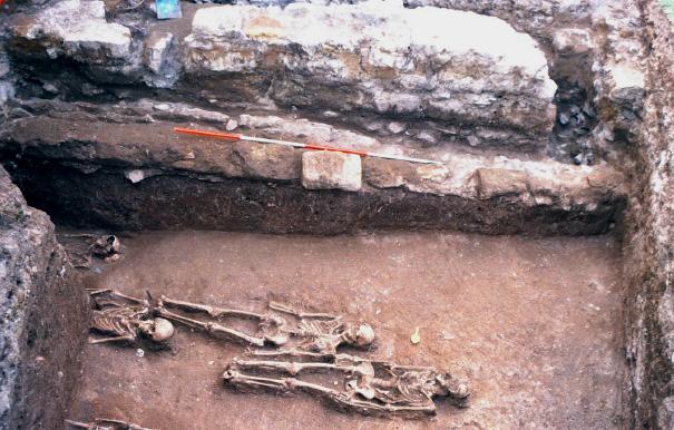 A várnépek templomának alapja és temetője. (Hadobás P.) Az írásos források egyértelművé teszik, hogy királyaink a 11-13.