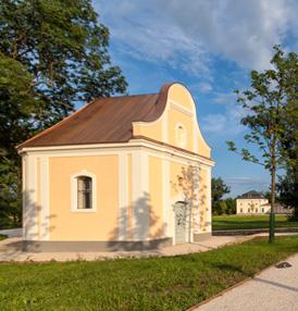 Az eredetileg Szűz Mária tiszteletére felszentelt kastélykápolna 1787-től római katolikus plébániatemplomként szolgált, mivel a település katolikus templomának összeomlása után a hívek rendelkezésére