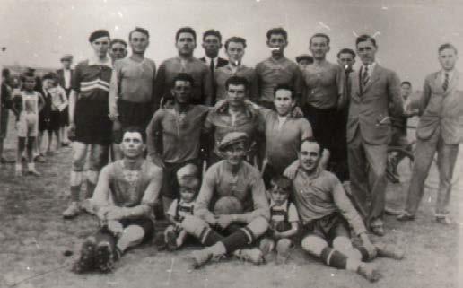 A labdarúgó csapat 1926-ban a Csehszlovákiához (ma Szlovákia) került Rimaszombaton játszott barátságos mérkőzést.