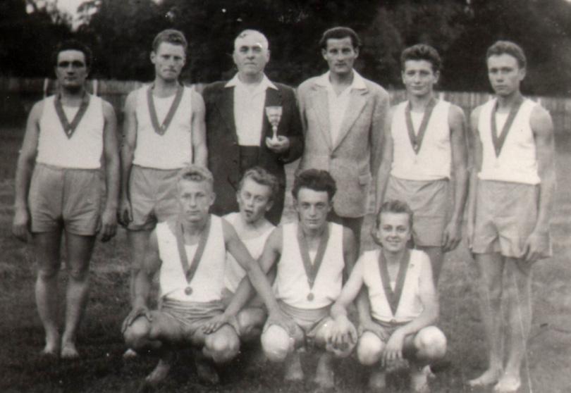 repelt. Ezekben az években nem volt ifjúsági csapata. A kispályás kézilabda csapat 1955- ben a megyei II.