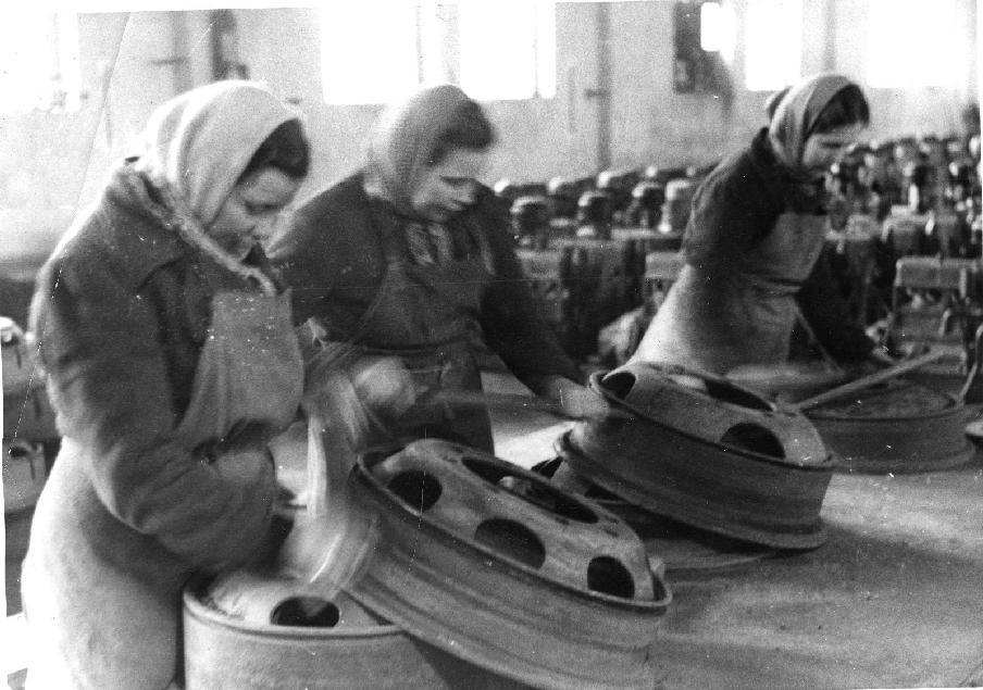 Kényszermunkások Németországi hadiiparban dolgozó kényszermunkások a Szovjetunióból, 1945 1939 és 1945 között több mint 13 millió ember végzett kényszermunkát a Német Birodalomban és a hozzá csatolt