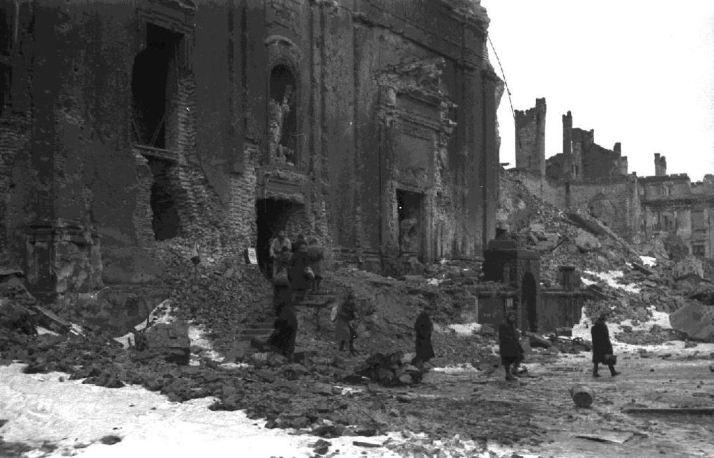 A bombázások áldozatai A varsói Szent Kereszt templom romjai miséről kijövő emberek A civil területek valamennyi fél részéről történő stratégiai bombázása a II.