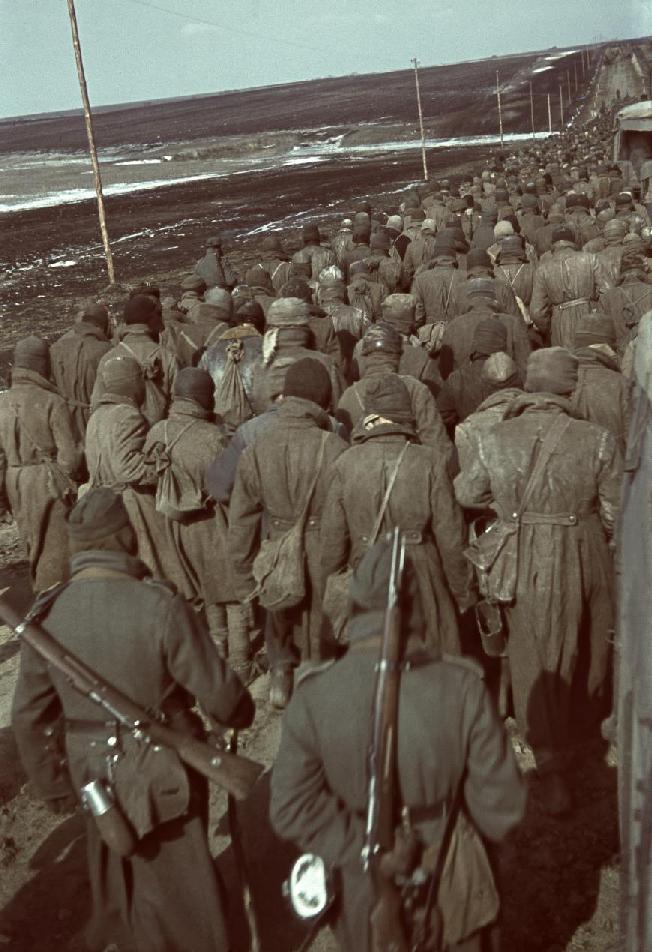Hadifoglyok A német megszállás alatt álló ukrajnai Harkov felé tartó szovjet foglyokat ábrázoló fénykép, 1941 1942. Európában hozzávetőlegesen 8000 fogolytábor működött a háború alatt és után.