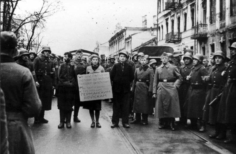 Polgári és fegyveres ellenállás Ellenálló harcosok kivégzés előtt Minszkben, német megszállás alatt álló Fehéroroszország, 1941. október 26.