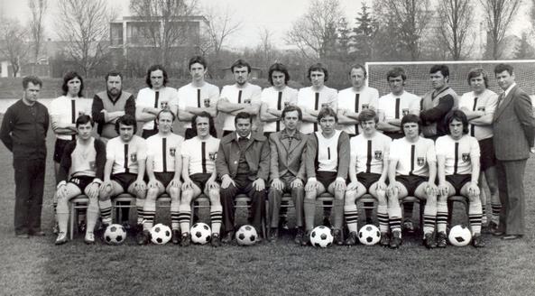 Väčšina chlapcov v tom čase ešte chcela a rada hrala futbal. Ako 14-ročný už nastupoval po nedeliach v dorasteneckom družstve tejto obce pri Ipli.