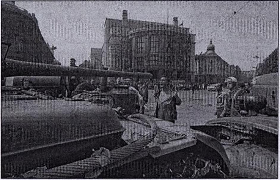 Tüntetők a szovjet tankokkal szemben: Prága, 1968. augusztus A csehszlovák belpolitika tekintetében a visszarendeződés (korabeli eufemizmussal a helyzet normalizálása") igen összetett folyamat volt.
