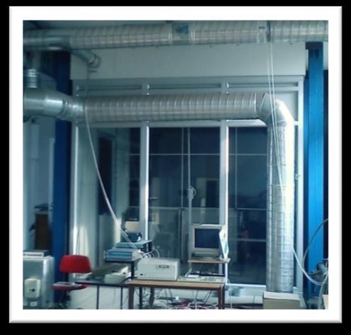 2. ábra. Modellhelyiség a BME ÉPGET Légtechnikai Laboratóriumban az érintőleges légvezetési rendszer vizsgálatára.
