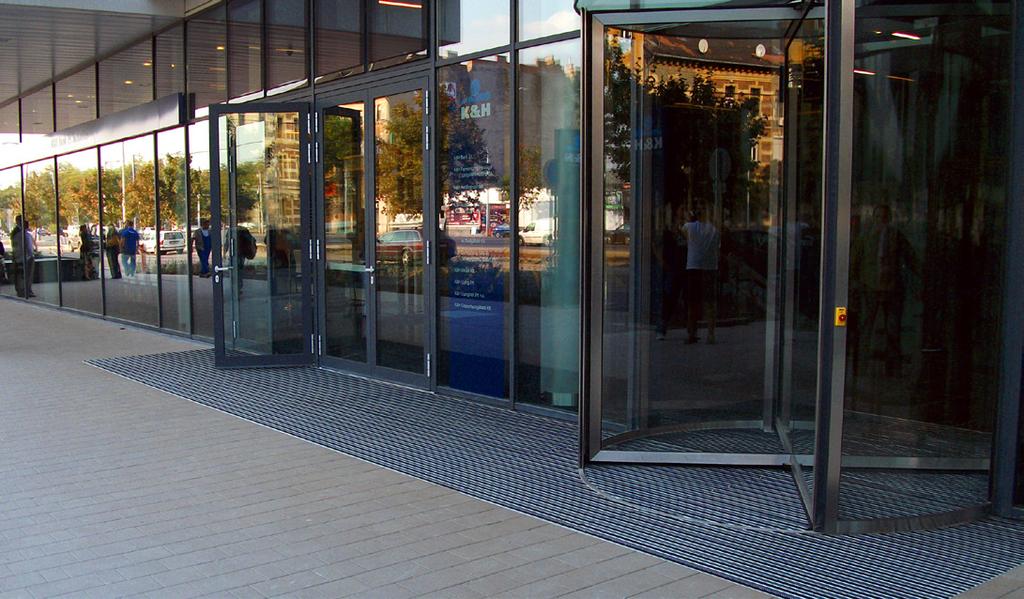 (kefe, bordázott gumi, kaparó és nedvszívó hatású textil) áll rendelkezésre, amit az adott igényekhez lehet szabni.