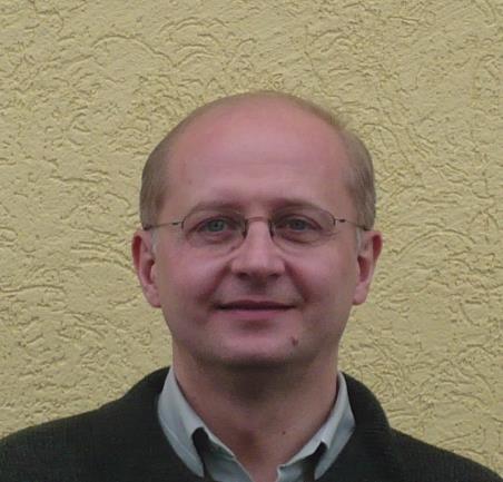 RÉVAY ZSOLT kémikus 1961-ben született Budapesten. Házuk állítólag annak a dohánygyárnak a helyén épült, amelynek párkányáról tubákoltak a Pál utcai fiúk.
