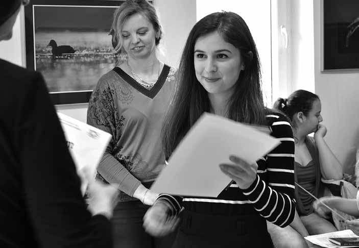 2016/1 OSVETÁR NÉPMŰVELŐ 23 Odborná porota A zsűri tagjai - Mgr. Erika Pongrácz, Ján Kamenistý, Mgr. Dáša Szabóová Všetkým želáme veľa úspechov! Okrem hlavných ocenení boli udelené aj čestné uznania.