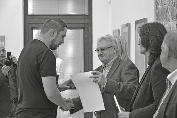 Tradičné názvy je hriech meniť, ale treba jasne zdôrazniť, že tu nejde o žiaden amaterizmus. V súťaži sa objavujú fotografie na vysokej umeleckej i technickej úrovni. Vo štvrtok 7. IV.