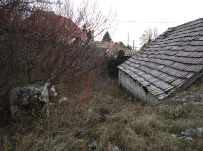pincétől nyugatra kijelölt gyalogos-kerékpáros közlekedési területet, és a mellettük természetben húzódó csapadék elvezető, szikkasztó árok területét is. Az 1923. hrsz.