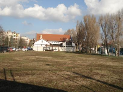A lakótelep környezetében lévén városközponti fekvésű csúcsidőben már most is nehéz parkolóhelyet találni.