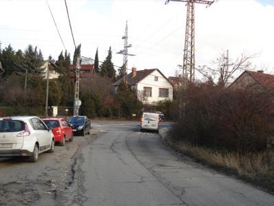 A Kőbányai út hegyesszögben éri el a települések összekötését szolgáló 8102. jelű országos mellékutat, ami az itt bonyolódó nagy gépjárműforgalom miatt sokszor balesetveszélyes.