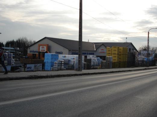 területbe sorolt, míg a mögötte kialakult telkek Lke jelű kertvárosias lakóterületbe tartoznak. Az ingatlan előtt húzódó Balatoni út a TSZT szerint országos I. rendű főút.