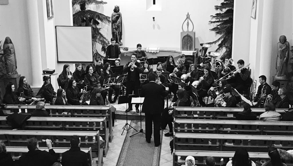 Ezután Katona Attila köszöntötte a megjelenteket, majd Antal Imre plébános kívánt minden résztvevőnek jó szórakozást a hangversenyhez.