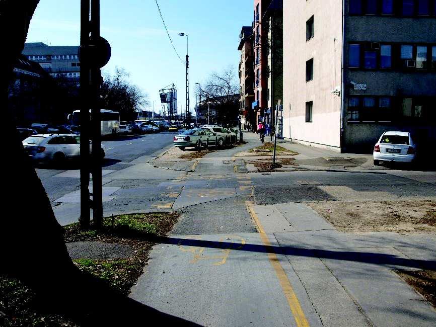 3. ábra: A gyalog- és kerékpárút a Zászlós utca (enyhébb baleseti gócpont) felől nézve.