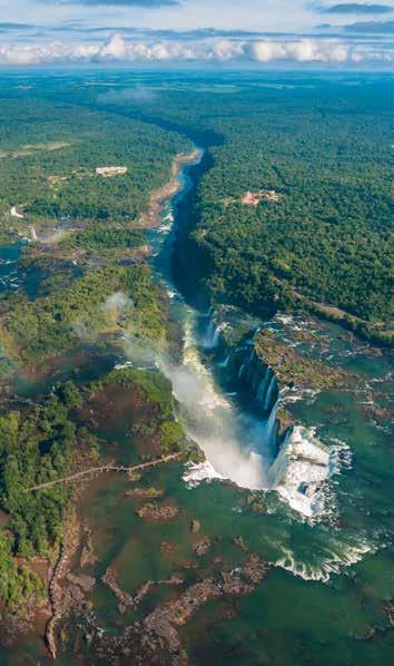 Iguazú-vízesés Salvador de Bahia legnagyobb vízhozamú vízesés panorámája.