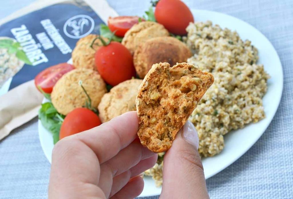 Szafi Free vegán fehérjés zabtöretes cukkinifasírt petrezselymes zabtörettel Hozzávalók (12 darabhoz): 150 g Szafi Free lángos lisztkeverék 50 g Szafi Free gluténmentes zabtöret 25 g Szafi Free