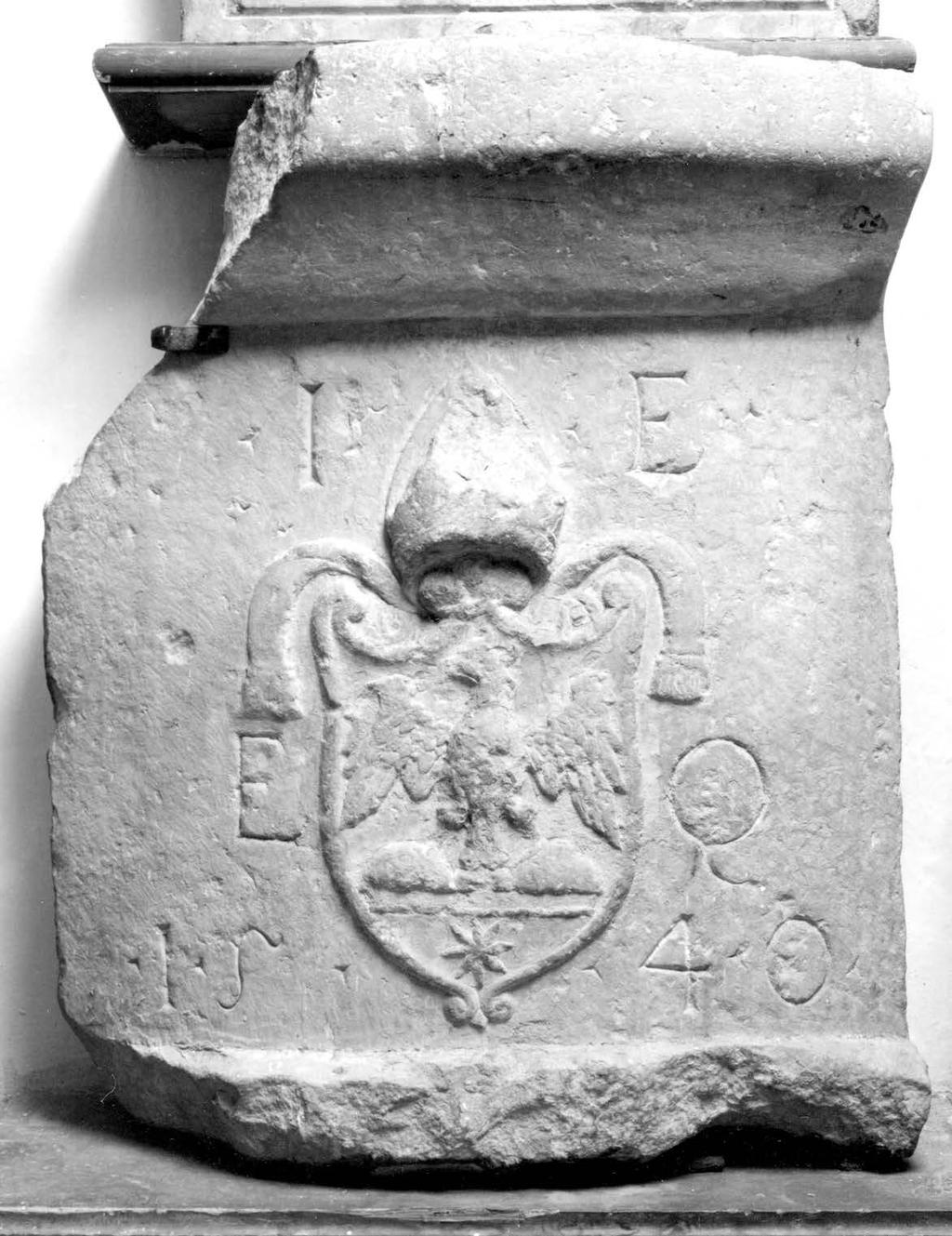 409 25. kép. Kútmedence töredéke Eszéki János pécsi püspök címerével, 1540. Pécs, székesegyház kőfaragó a városban.