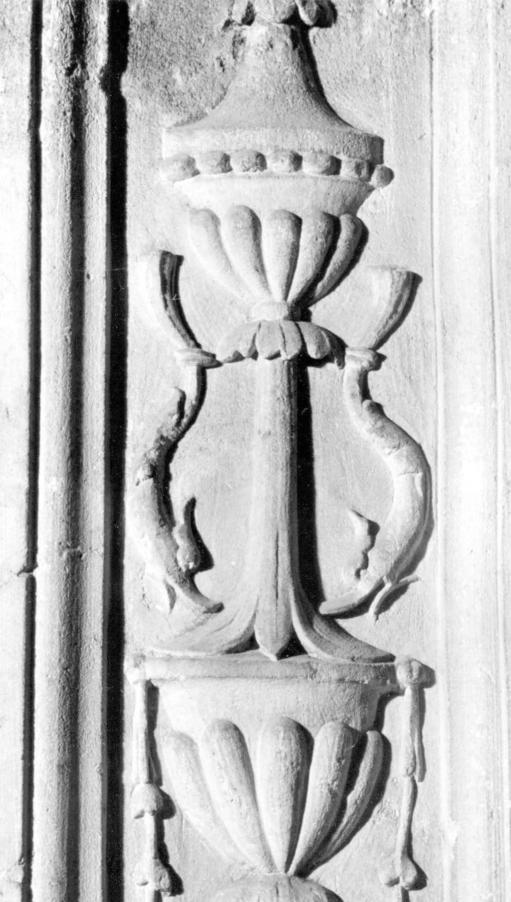 413 Budához közel, Bajnán magas, karcsú tabernákulum áll: felépítése a nagy gótikus szentséghá zakét követi, tartópillérét azonban leveles tükrű pilaszter alkotja, tetején fogrovatos párkányzattal, a