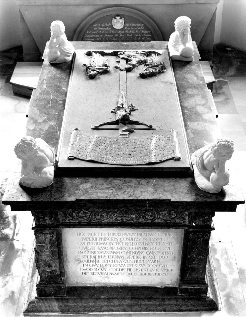 448 1. kép. Esterházy Pál ( 1713) és Esterházy József ( 1721) tumbája, 1702 után. Kismarton, ferences templom, Esterházy-kripta. Fotó: Bundesdenkmalamt Österreich közepén helyezték el.