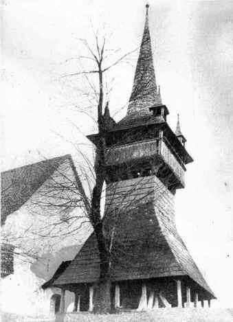 rendezték a sírruhák ráncait. Régi harangláb Lépcsőkön felsétálva a templomhoz kicsit elszomorodtam, hiszen a templomon lévő repedések tátongva kiáltanak segítségért.