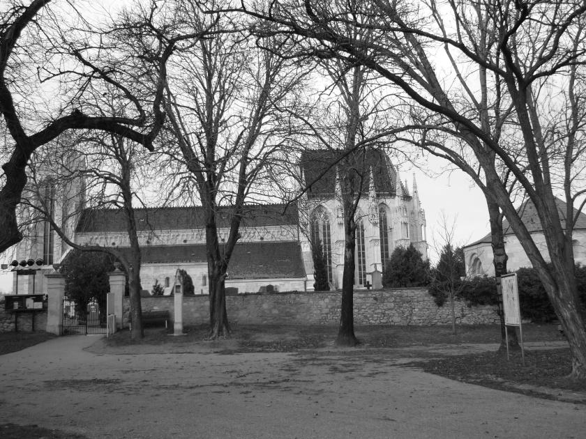 tumulus függvényében, meglepő azonosságok kerülnek elő. A szent hegy alatt, ahol a tumulus is áll, fakadnak a hőforrások, amelyek vizét egy patak a Dunába vezeti.