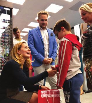 Optika debreceni üzletének vezetőjével, Móricz Mikeással közösen, aki közölte, hogy jövőre is terveznek hasonló akciót.