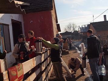 12 meg a felújításhoz szükséges anyagokat, majd újjá varázsolták a közösségi fürdőt, és a közösségi programok helyszíneként ismert hangárban felújították a tantermet. A Prezi.