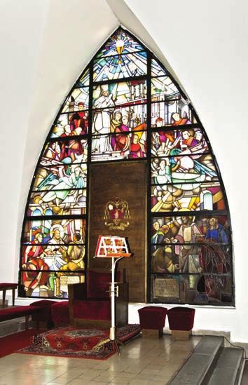 1. AZ ALBERTFALVI SZENT MIHÁLY PLÉBÁNIA 435 ka a keresztelés motívumait jelenítik meg. A keresztelôkút vörös márványból vörösréz tetôvel Bischoff Béla alkotása.