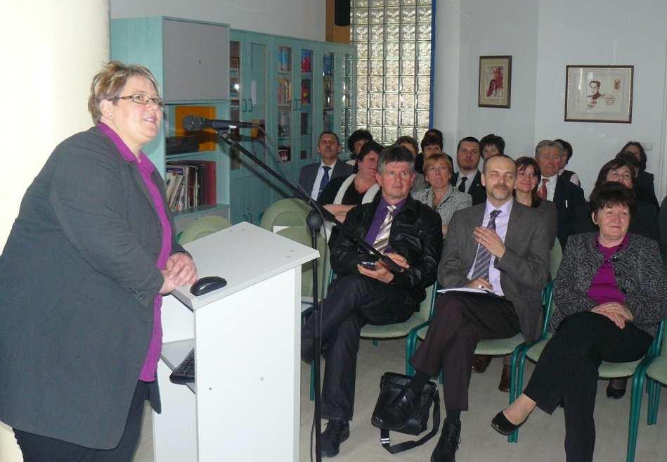 A magyarországi horvát nemzetiségi iskolák előadóinak sorában Klemensits Ingrid, a kópházi Nakovich Mihály Általános Iskola tanára a tehetséges diákok zenei képzéséről, az iskolai tambura oktatásról