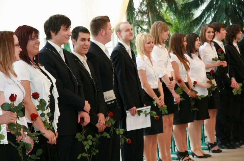 OPROŠTAJ OD ŠKOLE U auli naše škole je 30. travnja prireñena oproštajna svečanost 12. a i b razreda. Već po staroj tradiciji, narečenu svečanost zajednički su priredili srednjoškolci 11. te 12.