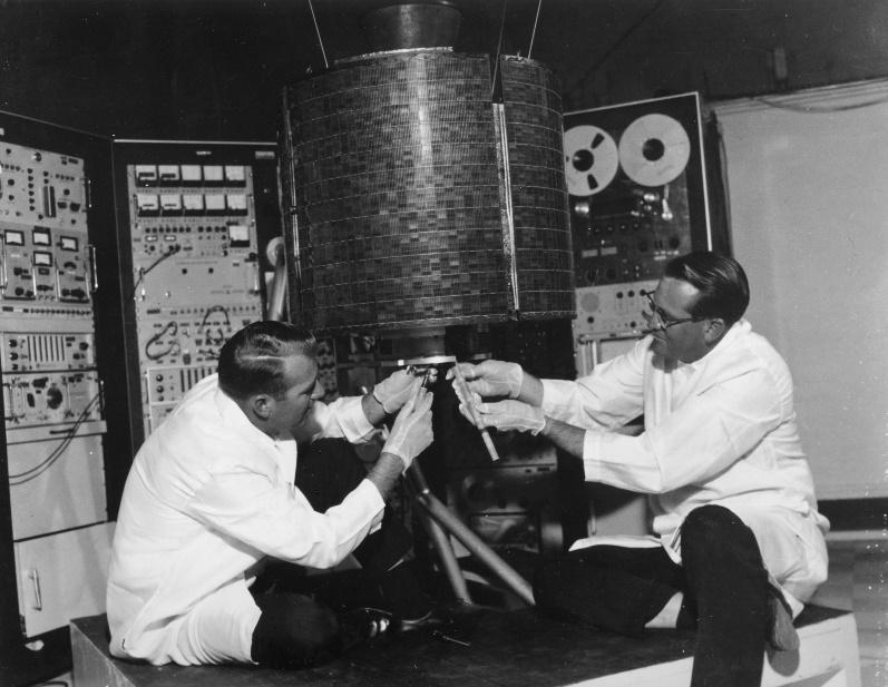 wikipedia.org/wiki/file:sputnik_asm.jpg http://en.wikipedia.org/wiki/file:intelsat_i_%28early_bird%29.