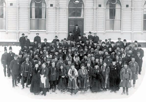 Riikkačoahkkin Troandimis 1917. Daniel Mortenson doarjjuiga organiseren jurdaga, ja navdimis lei Mortenson gii fidnii Martin Tranmæla bovdejuvvot ságastallin dán oktavuođas.