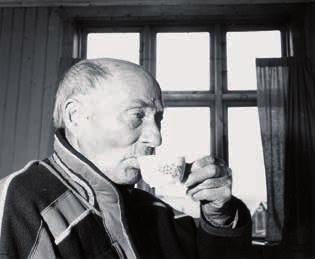 Várjjatsápmelaš Johan Roska lei mielde 1917 riikkačoahkkimis. Larsen Návuonas almmuhii aviissa Sagai Muittalægje 1904 ja 1911 gaskka.