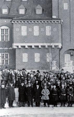 Lullisápmelaš Daniel Mortensson ii dorjon sámegiel oahpahusa skuvllain. Son doaim mahii áviissa Waren Sardne 1910 1913 (ja mii fas ilmmai 1922 1927). Govva: Noras arkiiva.