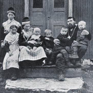Dat dollojuvvui Östersund gávpo gis guovvamánus 1918. Guovddážis ledje seamma lágan áššit go Troandima čoahkkimis: boazodoallo- ja oahpahusáššit. Govva: Noras arkiiva. Henrik Kvandal bearrašiinnis.