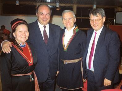 Elin Rimpi Urheim, Kjell Borgen, Mikal Urheim ja Ole K. Sara. "MÁNÁS LEA DÁRBU DIEHTIT GII SON LEA, MAN ÁLBMOGII GULLÁ JA GOS ŠADDU DAT LEA." Ná lei jurdda go mii, Oarjevuona sápmelaččat, álggiimet.