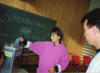 Ájluovttas, vuosttas sámediggeválga. Govas Adele Nystø Ráhka ja Ronald Urheim. Guovda geidnui gullevaš).