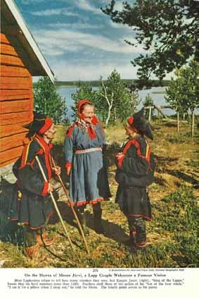 National Geographic Magazine dieđuid mielde son lei sámiid gonagas ja guovllu riggáseamos almmái duháhiiguin bohccuidisguin. Doaimmaheaddjái Jovnna muitalattai earret eará sámenoiddiid birra.