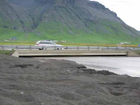 viðgerðum þeirra garða sem skemmdust við Markarfljót. Ekki vantaði nema nokkra tugi sentímetra að flæddi yfir nokkra garða í hlaupinu, sem hefði getað valdið miklu tjóni.