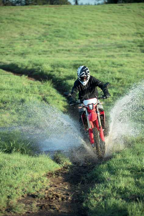 SOKOLDALÚ ÁLOMMOTOR Végre valahára megérkezett. Itt a közúti használatra is alkalmas, teljes értékű terepmotor, ami a legjobb minőségben készül és páratlanul megbízható. Ez a CRF450L.