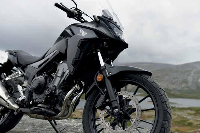 ÚT A FELFEDEZÉSHEZ A vadonatúj, 2019-es CB500X határozott vonalait, terepes megjelenését, agresszív kiállását és kényelmet fokozó, magasított szélvédőjét a legendás Africa Twintől