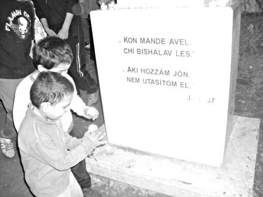 romákat, nyolc ember halt meg, köztük az ötéves Csorba Robika, és öten szenvedtek életveszélyes sérüléseket, köztük két