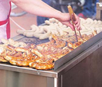 A színes színpadi programok mellett a kilátogatók belekóstolhatnak a csapatok által sütött grillkülönlegességekbe, egész utcás vidámparkot vehetnek igénybe, valamint megmérettethetik magukat akár a