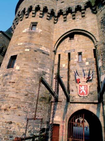 Ar re-se, bet strollet en ur Genvreuriezh abaoe 1472, a lakaas sevel iliz an Itron-Varia er c hiz c'hotek flammek. Ur gêr hugunot eo abaoe m en em droas hec h aotrounez warzu ar brotestantiezh.