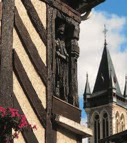 Er gêr-se, souchet a-dreñv tourioù uhel he c hastell, e kaver kalz tiez o bannoù koad livet. Hiziv an deiz e vez degaset birvilh en-dro d ar glad-se gant ur vuhez sevenadurel puilh.