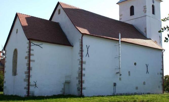 4. Az Aranyosgerendi Református Templom kínai piktogram feliratai Aranyosgerend (Luncani) Árpád-kori templomának fényképét látjuk.